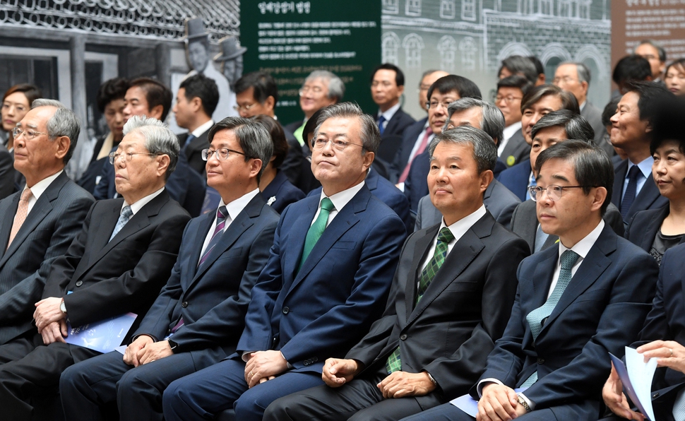 문재인 대통령이 13일 오전 서울 서초구 대법원 중앙홀에서 열린 사법부 70주년 기념식에 참석 하고 있다. 청와대사진기자단