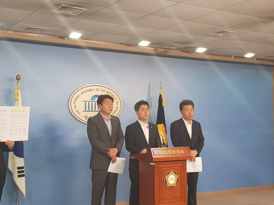 더불어민주당 정치개혁특별위원회 소속 기동민·김종민·김성수(왼쪽부터) 의원이 13일 국회 정론관에서 “자유한국당은 정개특위 명단을 즉시 제출해야 한다“는 기자회견을 하고 있다.