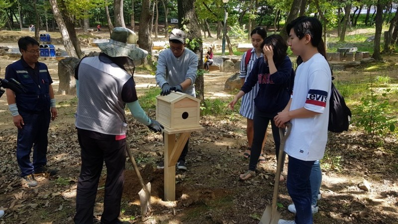 12일 오후 서울 서대문구 연세대학교 신촌캠퍼스에서 ‘연세 도토리 수호대’ 대원들이 학내 교직원들과 함께 도토리 저금통을 설치하고 있다.