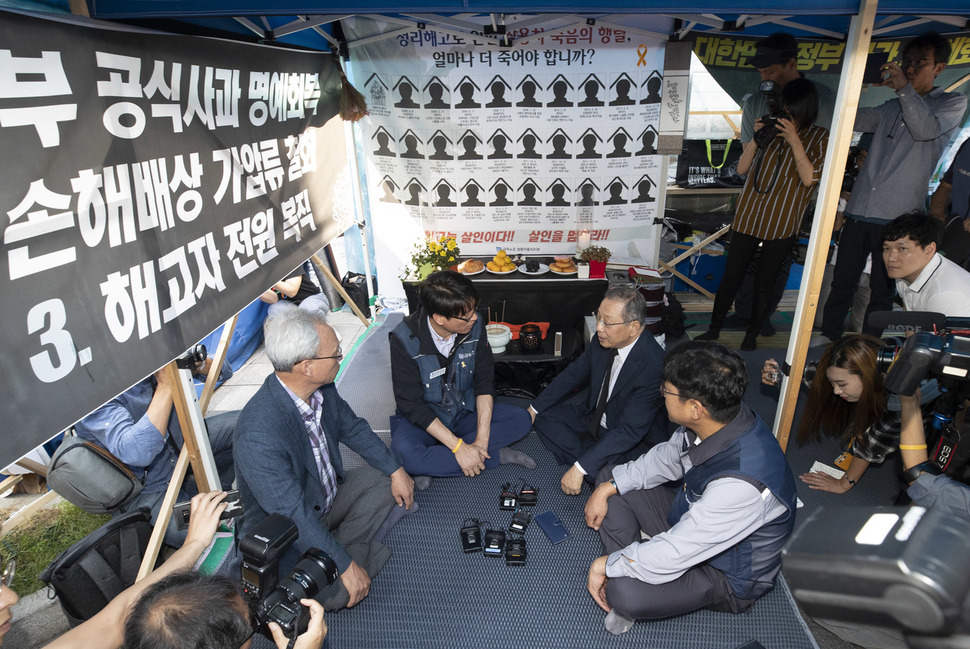 문성현 경제사회노동위원회 위원장(왼쪽부터), 김득중 전국금속노동조합 쌍용자동차지부 지부장, 최종식 쌍용자동차 사장, 홍봉석 기업노조 위원장이 13일 오후 서울 중구 대한문 옆 분향소를 찾아 쌍용자동차 해직 이후 희생된 30여명을 향해 분향한 뒤 대화를 나누고 있다. 김성광 기자