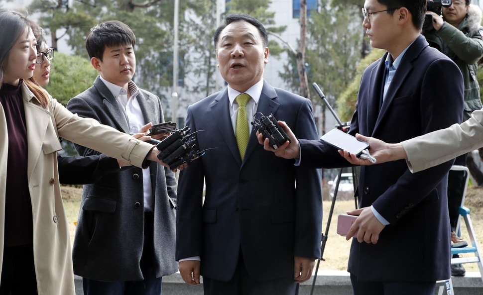 강원랜드 채용청탁 의혹을 받고있는 염동열 자유한국당 의원이 4월6일 오전 조사를 받기 위해 서울 도봉구 북부지검으로 들어가고 있다. 박종식 기자 anaki@hani.co.kr