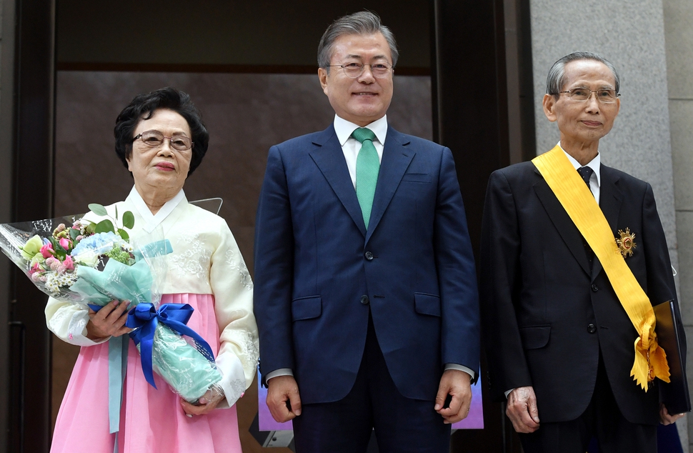 문재인 대통령이 13일 오전 서울 서초구 대법원 중앙홀에서 열린 사법부 70주년 기념식에서 한승헌 전 감사원장에게 국민훈장 무궁화장을 수여하고 있다. 청와대사진기자단