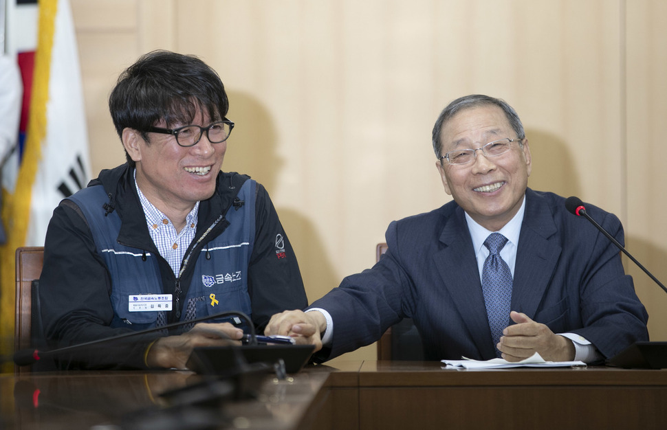 14일 오전 ‘쌍용차 해고자 복직 기자회견’이 열린 서울 종로구 에스(S)타워에서 김득중 지부장과 최종식 사장이 환하게 웃고 있다. 김성광 기자 flysg2@hani.co.kr