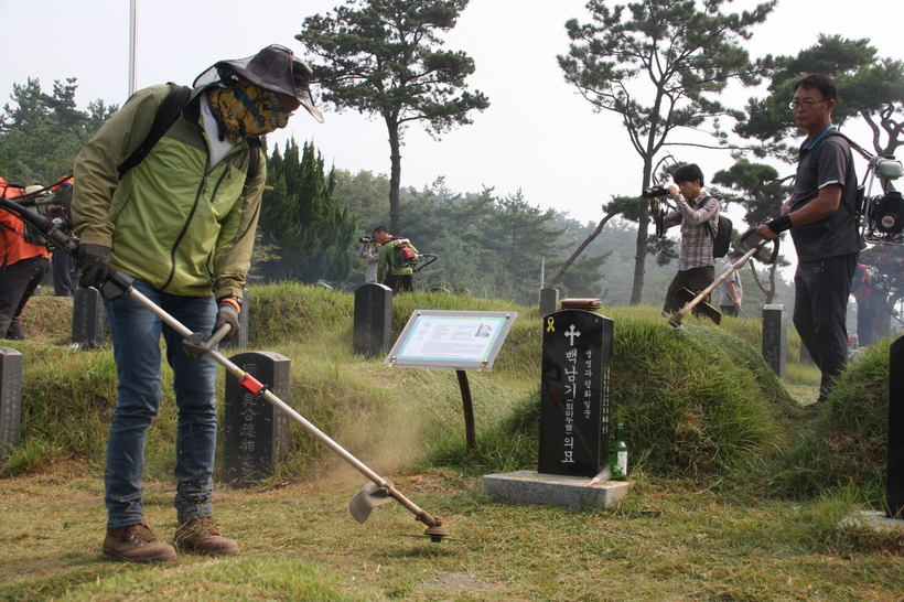 광주전남추모연대는 15일 오전 8시부터 광주 망월동 5·18 옛 묘역에서 ‘2018년 추석맞이 망월동 민족민주열사묘역 합동벌초 및 합동차례’를 진행한다. 사진은 지난해 벌초 모습. 광주전남추모연대 제공