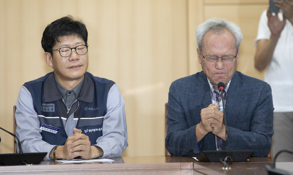 ‘쌍용차 해고자 복직 관련 잠정합의 내용 입장 발표 기자회견’이 14일 오전 서울 종로구 에스(S)타워에서 열려 문성현 경제사회노동위원회 위원장이 감격스런 표정을 짓고 있다. 왼쪽은 홍봉석 쌍용자동차 기업노조 위원장. 김성광 기자 flysg2@hani.co.kr