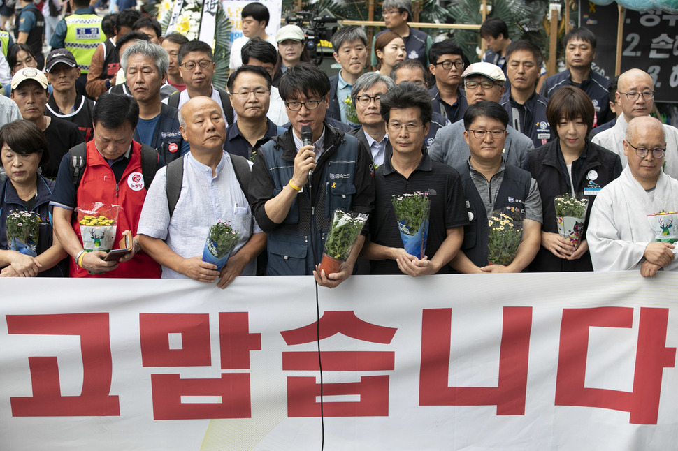 김득중 전국금속노동조합 쌍용자동차지부 지부장이 14일 오전 서울 중구 대한문 앞 쌍용차 희생자 시민분향소에서 쌍용차 희생자 추모 및 해고자 복직 범국민대책위와 기자회견을 열어 국민과 시민사회에 고마운 마음을 전하고 있다. 김성광 기자 flysg2@hani.co.kr