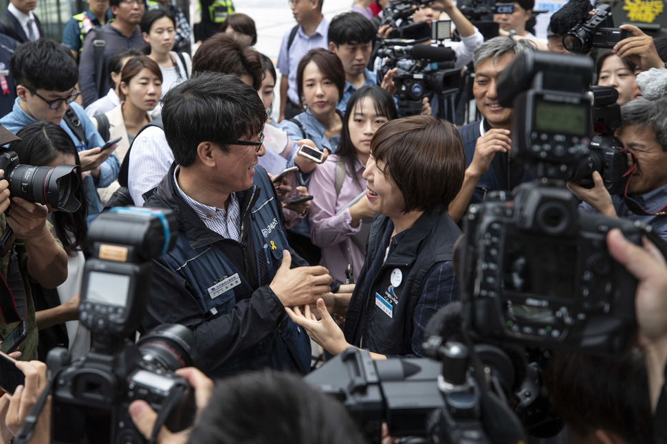 ‘쌍용차 해고자 복직 합의’가 발표된 14일 오전 쌍용차 해고 사태 관련 희생자를 기리고자 마련된 서울 중구 대한문 시민분향소에서 김득중 전국금속노동조합 쌍용자동차지부 지부장이 지난 7월 사쪽과 복직에 합의한 전국철도노조 케이티엑스열차승무지부 김승하 지부장의 축하인사를 받고 있다. 김성광 기자 flysg2@hani.co.kr