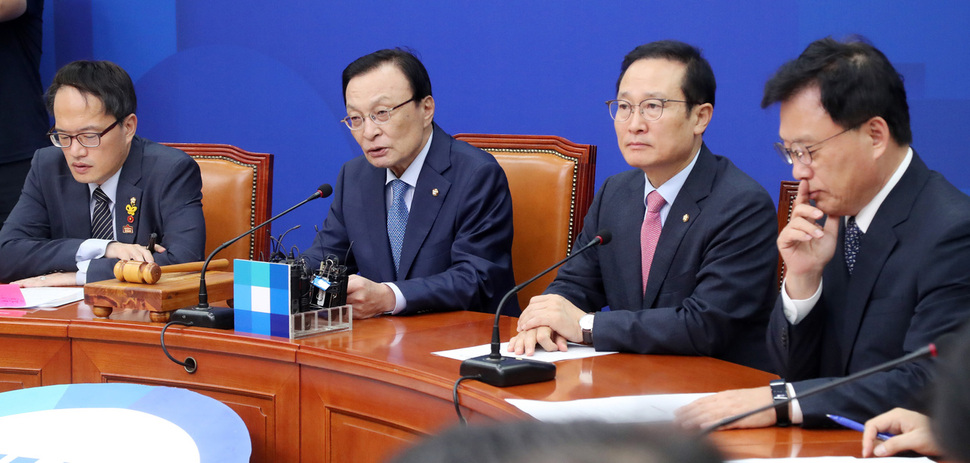 이해찬 더불어민주당 대표가 14일 오전 국회에서 열린 최고위원회의에서 발언하고 있다. 김경호 선임기자 jijae@hani.co.kr