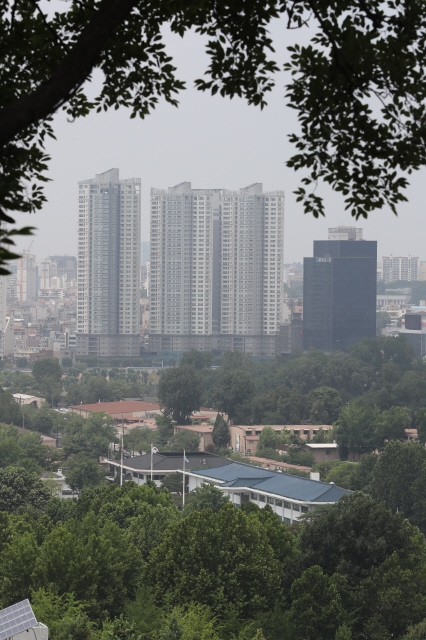 최근 임대주택 건설 논란이 일고 있는 서울 용산 미군기지의 모습. 서울 도심의 금싸라기 땅이지만 아직 미군이 기지이전도 완료하지 않아 애초 계획한 공원 건립조차 엄두를 내지 못하고 있다. 이정아 기자 leej@hani.co.kr