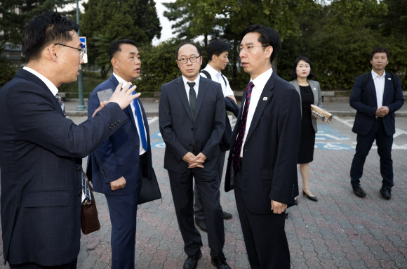 14일 오전 서울 경복궁 주차장에서 남북공동연락사무소 개소식 관계자들이 차량 탑승에 앞서 대화를 나누고 있다. 연합뉴스