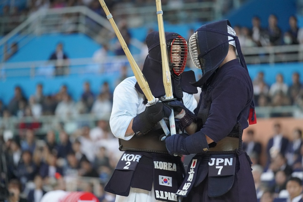 한국의 박병훈(왼쪽)이 16일 인천 남동체육관에서 열린 17회 세계검도선수권대회 남자단체전에서 1번 선봉으로 나와 일본의 마에다 야스키와 대결하고 있다. 대한검도회 제공