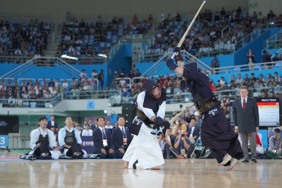한국의 박병훈(왼쪽)이 16일 인천 남동체육관에서 열린 17회 세계검도선수권대회 남자단체전에서 1번 선봉으로 나와 일본의 마에다 야스키와 대결하고 있다. 대한검도회 제공