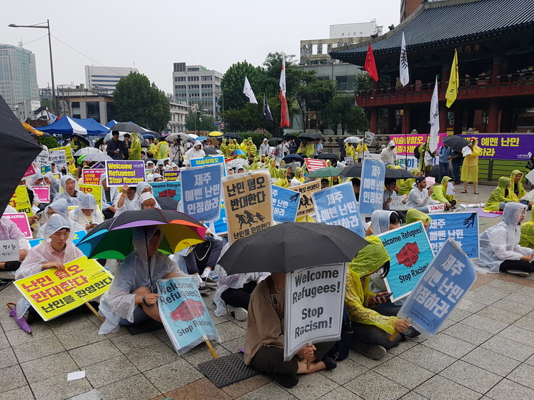 16일 서울 종로구 보신각 앞에서 시민사회단체들이 ‘난민과 함께하는 행동의 날’ 집회를 열었다.