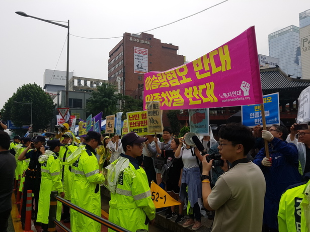 도로를 사이에 두고 난민 집회 참가자들이 대치하고 있다.