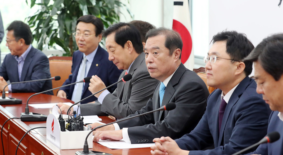 김병준 자유한국당 비상대책위원장이 16일 오전 국회에서 간담회를 열어 소득 주도성장의 대안이라며 ‘국민성장’ 모델을 설명하고 있다. 김경호 선임기자 jijae@hani.co.kr