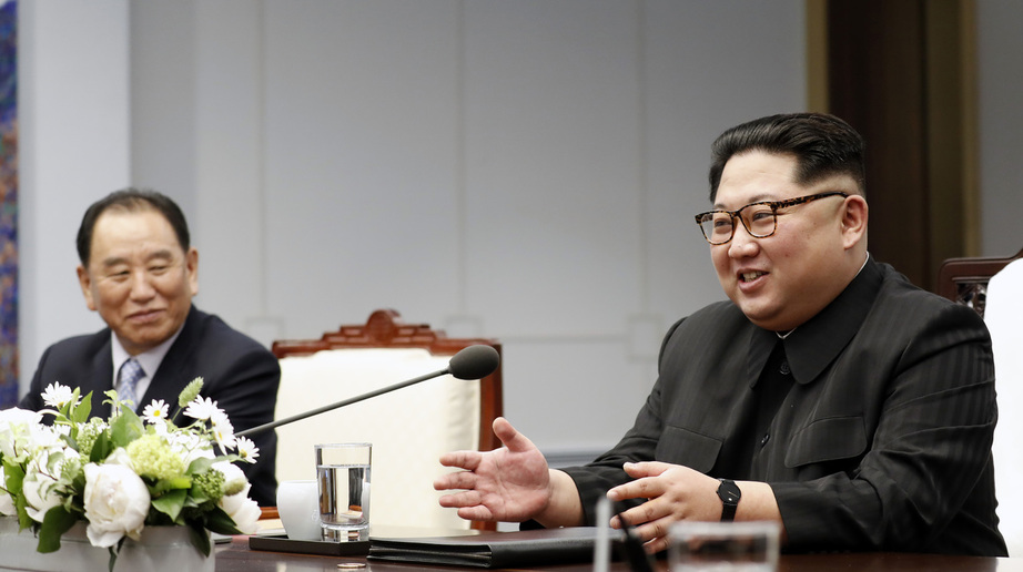 문재인 대통령과 김정은 국무위원장이 27일 오전 판문점 평화의 집 2층 회담장에서 남북정상회담을 하고 있다. 한국공동사진기자단