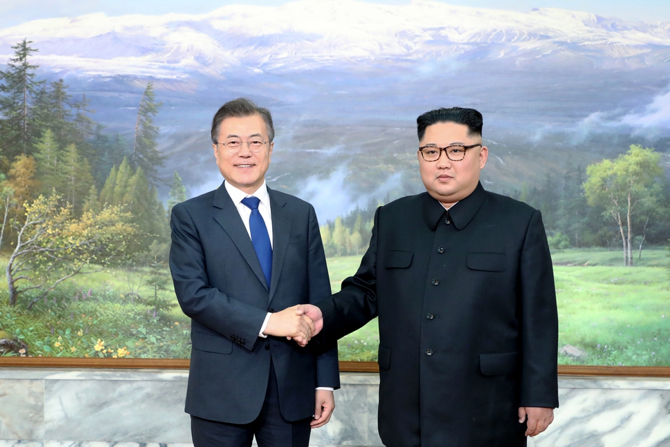 문재인 대통령이 5월26일 판문점 북쪽 판문각에서 김정은 국무위원장을 만나고 있다. 청와대 제공