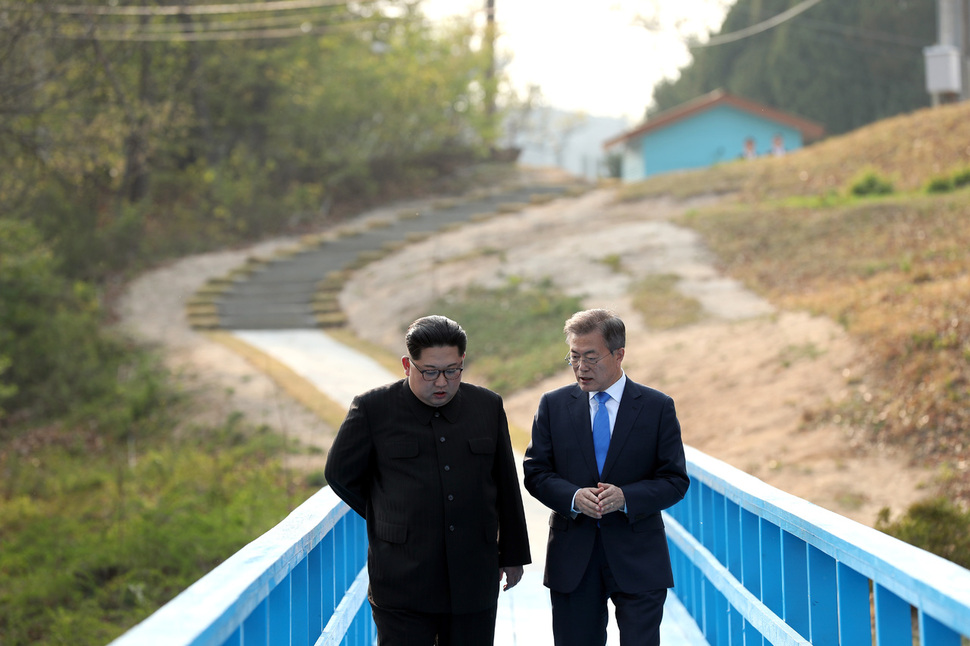 문재인 대통령과 김정은 국무위원장은 공동 식수를 마친 후 군사분계선 표식물이 있는 ‘도보다리’까지 산책을 하며 담소를 나누고 있다.  한국공동사진기자단