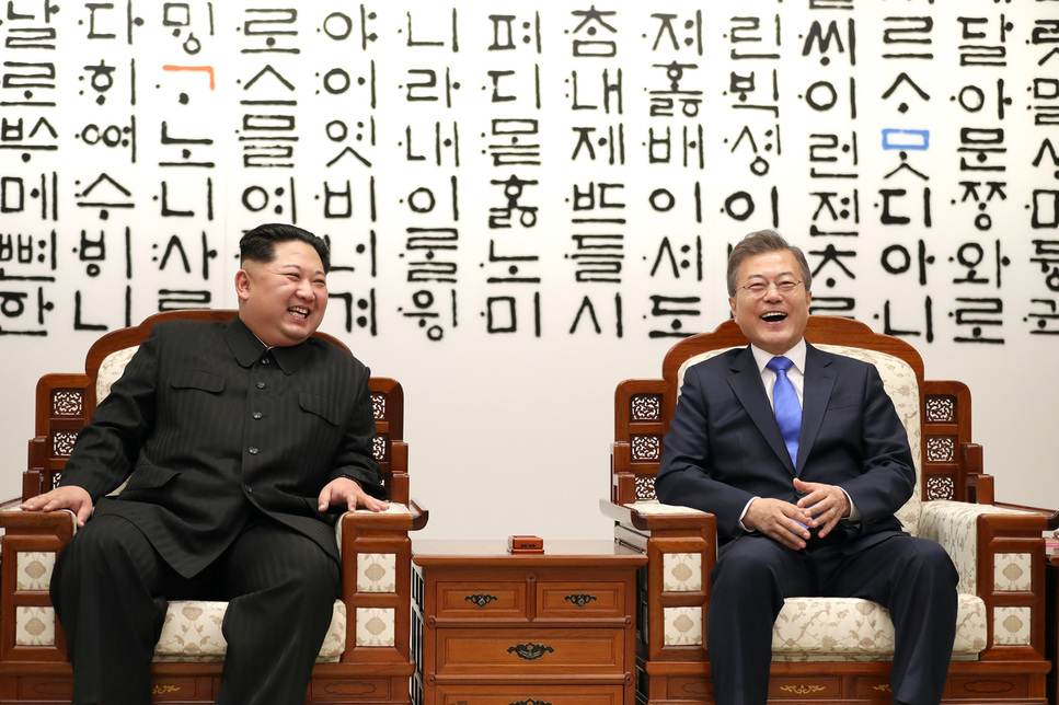 4월27일 1차 남북정상회담 당시 문재인 대통령과 김정은 국무위원장이 사전환담을 하고 있다. 한국공동사진기자단