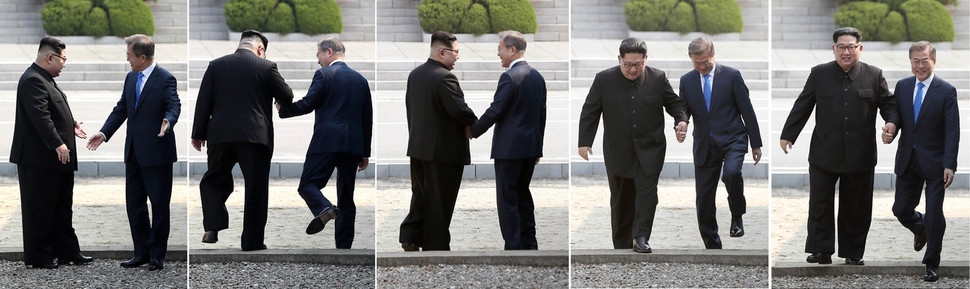 "김 위원장과 역사적인 악수를 하면서 남측으로 오시는데 나는 언제쯤 넘어갈 수 있을까요?" 문재인 대통령의 질문에 김정은 국무위원장은 "그럼 지금 넘어가볼까요?"라고 답했다. 두 사람이 5센티미터 높이의 군사분계선을 넘어갔다가 되돌아오고 있다. 한국공동사진기자단