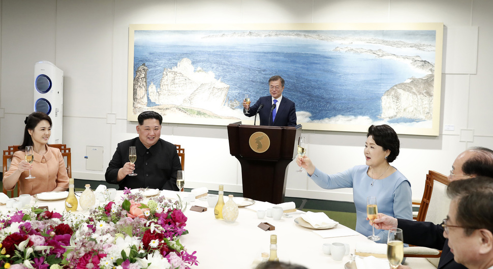 4월27일 오후 판문점 평화의 집에서 열린 환영 만찬에서 문재인 대통령, 부인 김정숙 여사, 김정은 국무위원장, 부인 리설주 여사가 건배하고 있다. 한국공동사진기자단