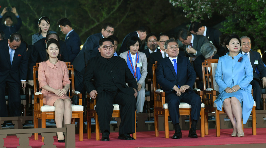 2018 남북정상회담이 열린 27일 경기도 파주시 판문점에서 문재인 대통령과 김정은 국무위원장, 김정숙 여사, 리설주 여사가 환송 공연을 보고 있다. 한국공동사진기자단