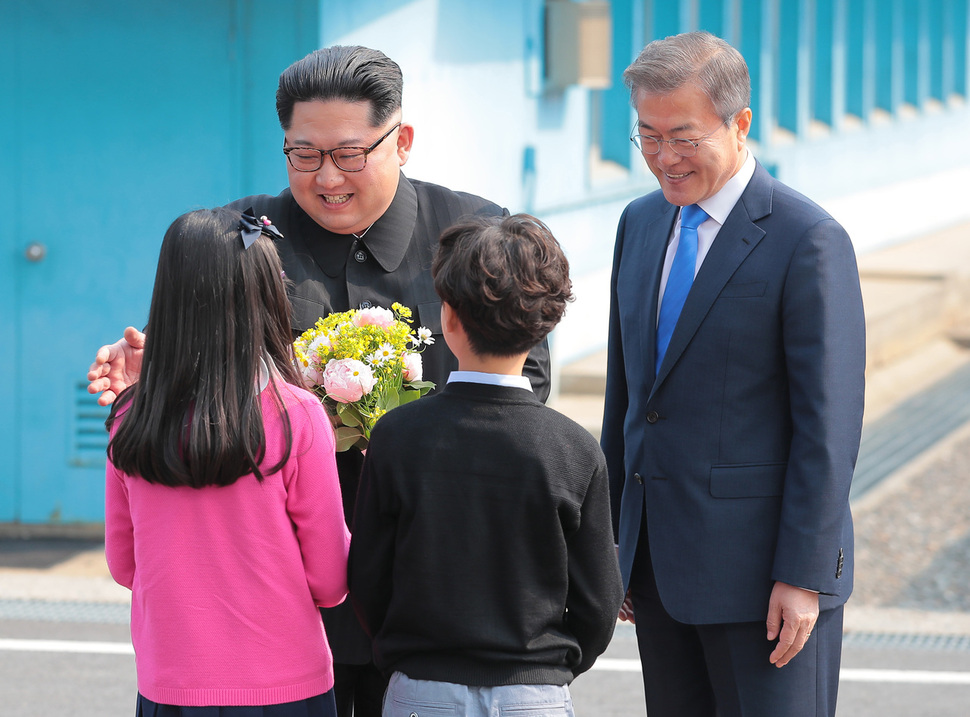 2018 남북정상회담이 열린 27일 오전 문재인 대통령과 김정은 북한 국무위원장이 판문점에서 화동으로부터 꽃을 받고 있다. 한국공동사진기자단