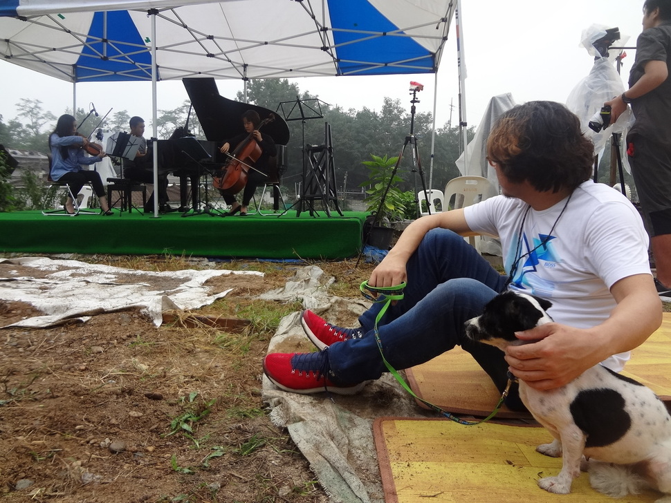 16일 김성호 한국성서대학교 교수가 서울 노원구 중계동 백사마을에서 구조한 ‘래미’와 함께 음악을 듣고 있다.