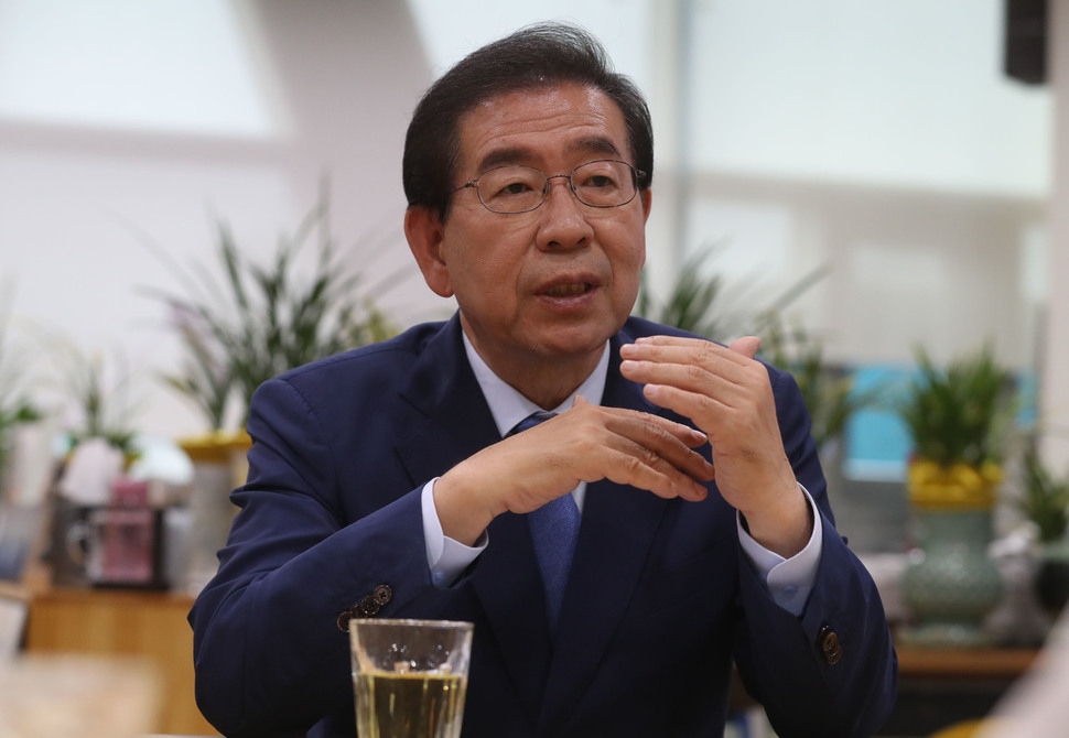 박원순 서울시장이 지난 6월20일 오전 서울 중구 서울시청 집무실에서 <한겨레>와 인터뷰를 하고 있다. 백소아 기자 thanks@hani.co.kr