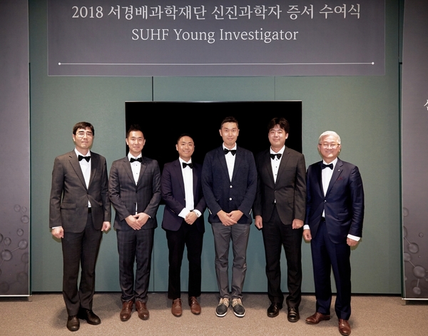 왼쪽부터 우재성·정인경·김진홍·박현우·주영석 교수와 서경배 이사장. 사진 서병배과학재단 제공