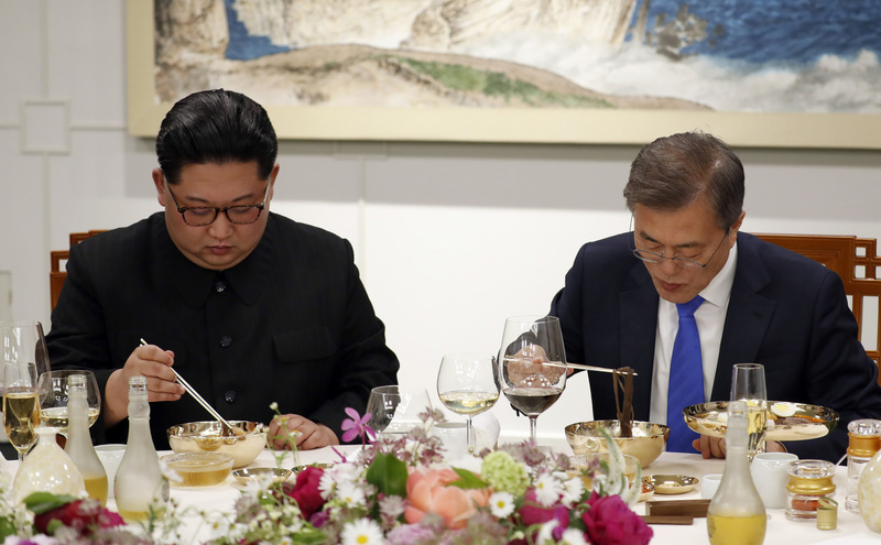 지난 4월27일 문재인 대통령과 김정은 국무위원장이 남북정상회담 만찬 메뉴인 옥류관 평양냉면을 먹고 있다. <한겨레> 자료사진