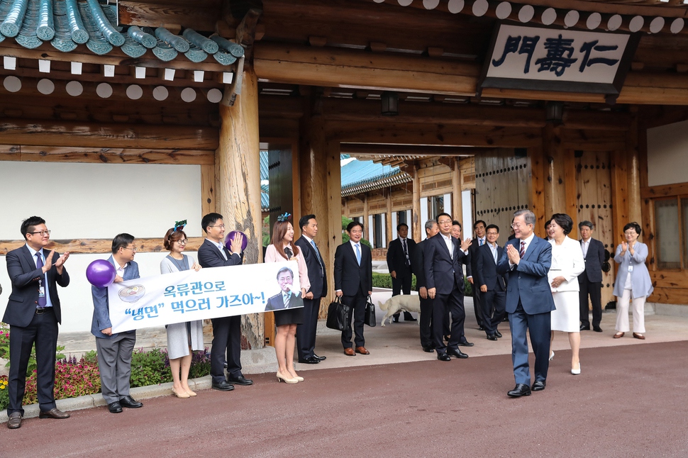 문재인 대통령과 부인 김정숙 여사가 18일 오전 청와대에서 남북정상회담이 열리는 평양으로 향하기 위해 관저를 나서다 직원들의 환송을 받고 있다. 평양사진공동취재단