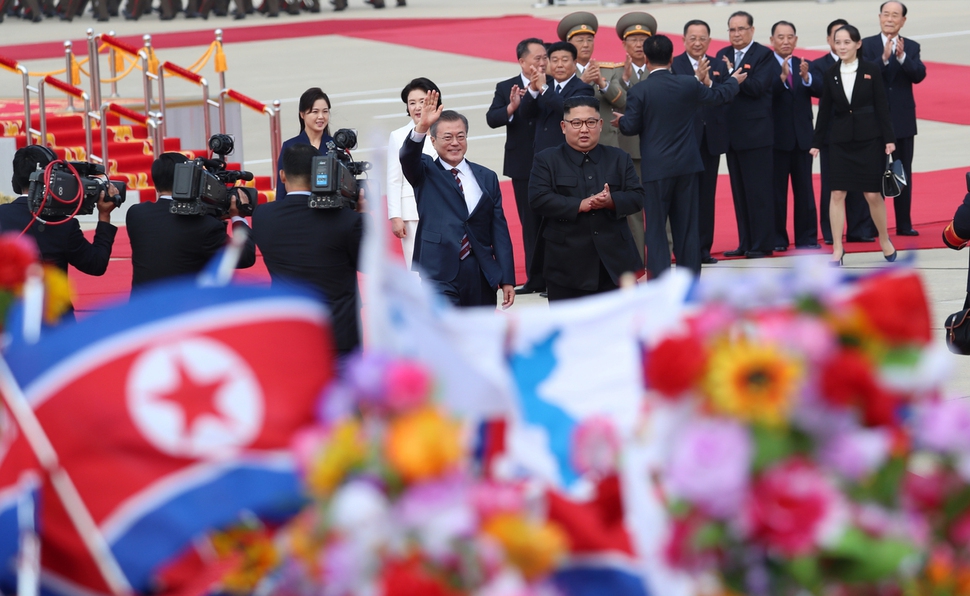 2018 남북정상회담을 위해 18일 오전 평양 순안공항에 도착한 문재인 대통령과 김정숙 여사가 공식환영식에서 김정은 국무위원장, 리설주 여사와 함께 평양시민들의 환영을 받고 있다. 평양사진공동취재단/김정효 기자 hyopd@hani.co.kr