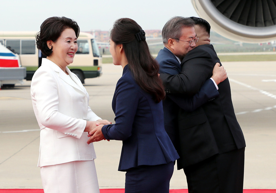 문재인 대통령과 부인 김정숙 여사가 18일 오전 평양 순안공항에 도착해 마중나온 김정은 국무위원장과 부인 리설주 여사와 인사하고 있다. 평양사진공동취재단/김정효 기자 hyopd@hani.co.kr