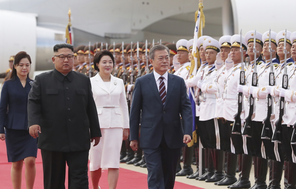 문재인 대통령과 부인 김정숙 여사가 18일 오전 평양 순안공항에서 열린 공식 환영식에서 김정은 국무위원장과 리설주 여사와 의장대를 사열하고 있다. 평양사진공동취재단/김정효 기자 hyopd@hani.co.kr