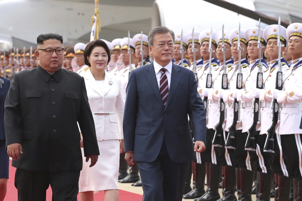 문재인 대통령과 부인 김정숙 여사가 18일 오전 평양 순안공항에서 열린 공식 환영식에서 김정은 국무위원장과 리설주 여사와 의장대를 사열하고 있다. 평양사진공동취재단