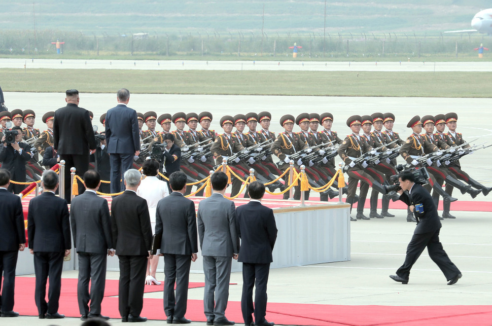 문재인 대통령이 18일 오전 평양 순안공항 도착한 뒤 마중 나온 김정은 국무위원장과 북한군 의장대를 사열하고 있다. 평양사진공동취재단