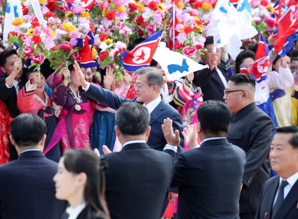 문재인 대통령과 김정은 국무위원장이 18일 오전 평양 순안공항에 도착해 공식환영식장으로 이동하고 있다. .2018.9.18 / 평양사진공동취재단