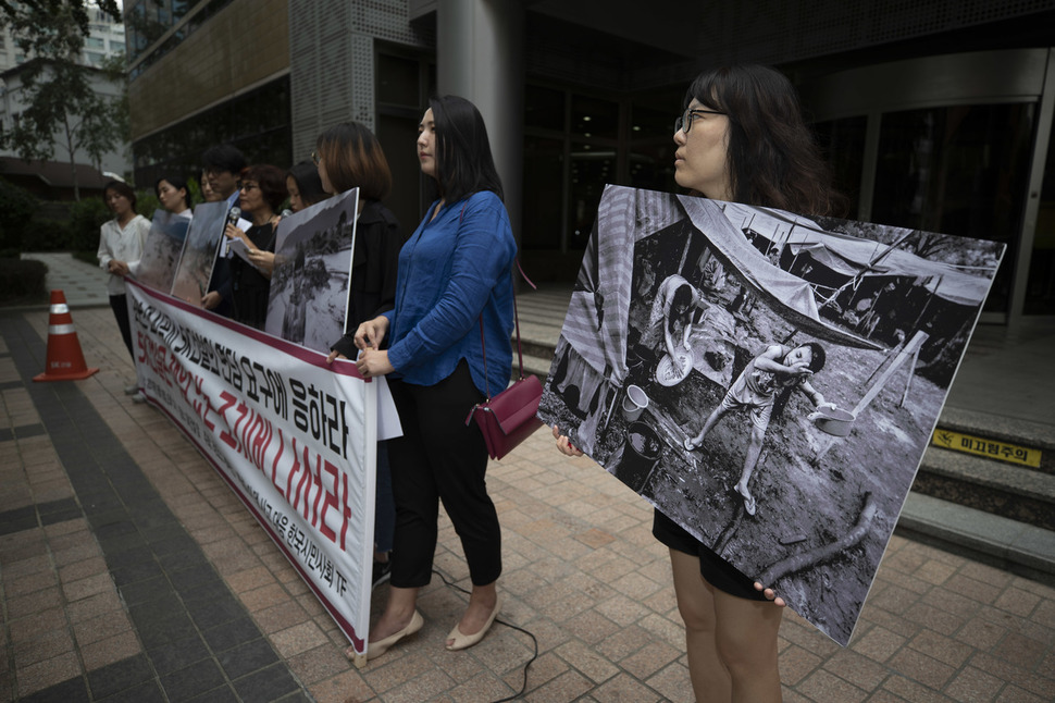 ‘태국 캄보디아 방한단, 한국시민사회 티에프(TF) 기자회견’이 18일 오후 서울 종로구 에스케이(SK)건설 앞에서 열려, ‘라오스 세피란·세남노이 댐 사고 대응 한국시민사회 티에프’의 한 회원이 라오스 댐사고 현장 사진을 들어 보이고 있다. 김성광 기자