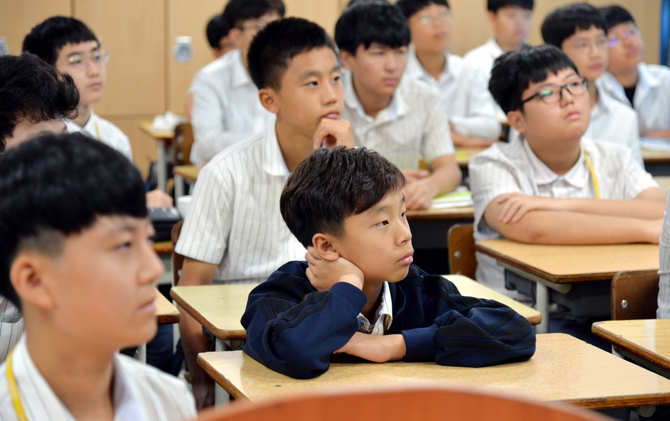 광주 광덕중 학생들이 18일 문재인 대통령이 평양공항에 도착하는 장면을 호기심어린 눈으로 지켜보고 있다. 광주시교육청 제공