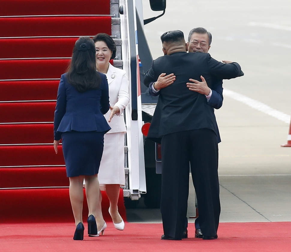 문재인 대통령과 부인 김정숙 여사가 18일 오전 평양 순안공항 도착한 뒤 마중 나온 김정은 국무위원장과 부인 리설주 여사와 인사하고 있다. 평양사진공동취재단