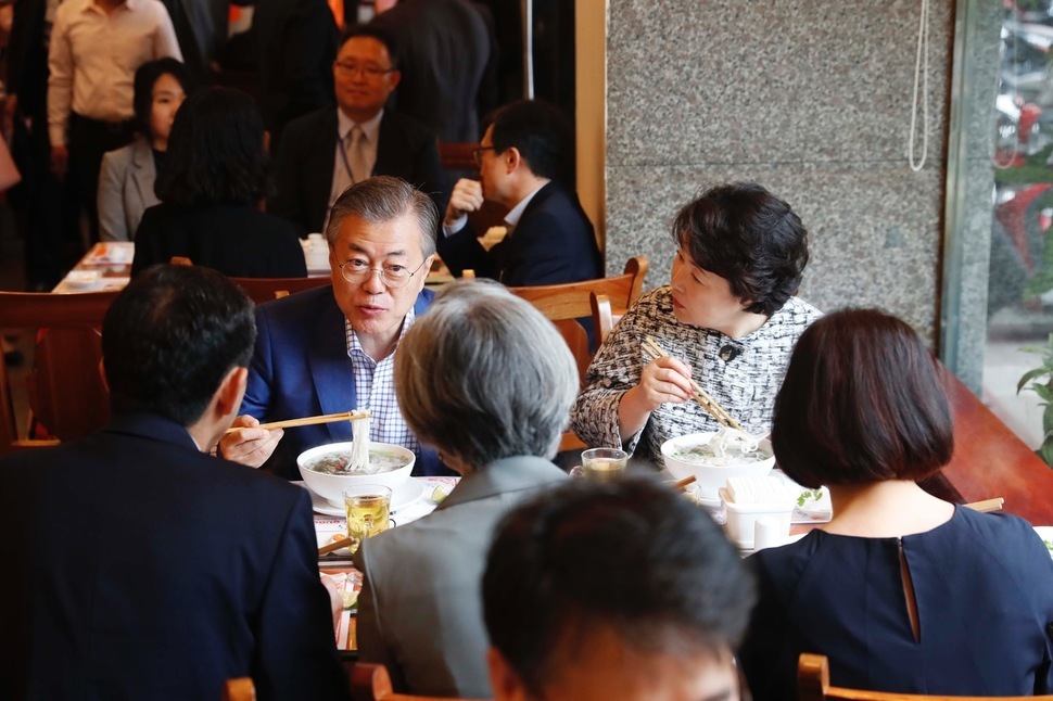 3월24일 베트남 방문 중 문재인 대통령과 김정숙 여사가 베트남 3대 쌀국수집 중의 하나인 리수 식당을 찾아 강경화 장관, 베트남 이혁 대사 부부와 함께 아침 식사를 하는 모습. 하노이/김경호 기자 jijae@hani.co.kr