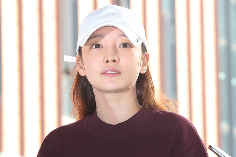전 남자친구와 폭행 여부를 두고 공방을 벌이고 있는 아이돌그룹 ‘카라’ 출신 가수 구하라(27)씨가 18일 오후 서울 강남경찰서에 출석하고 있다. 연합뉴스