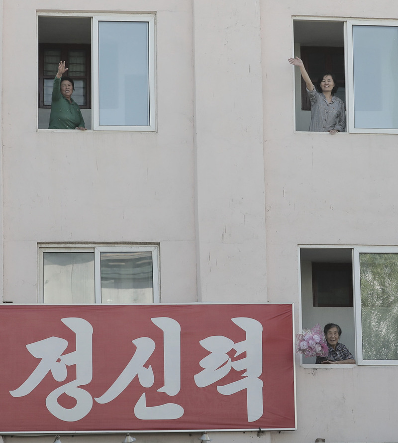 18일 평양 순안공항에서 평양시내로 향하는 거리에 시민들이 꽃을 흔들며 문재인 대통령을 환영하고 있다. 평양사진공동취재단