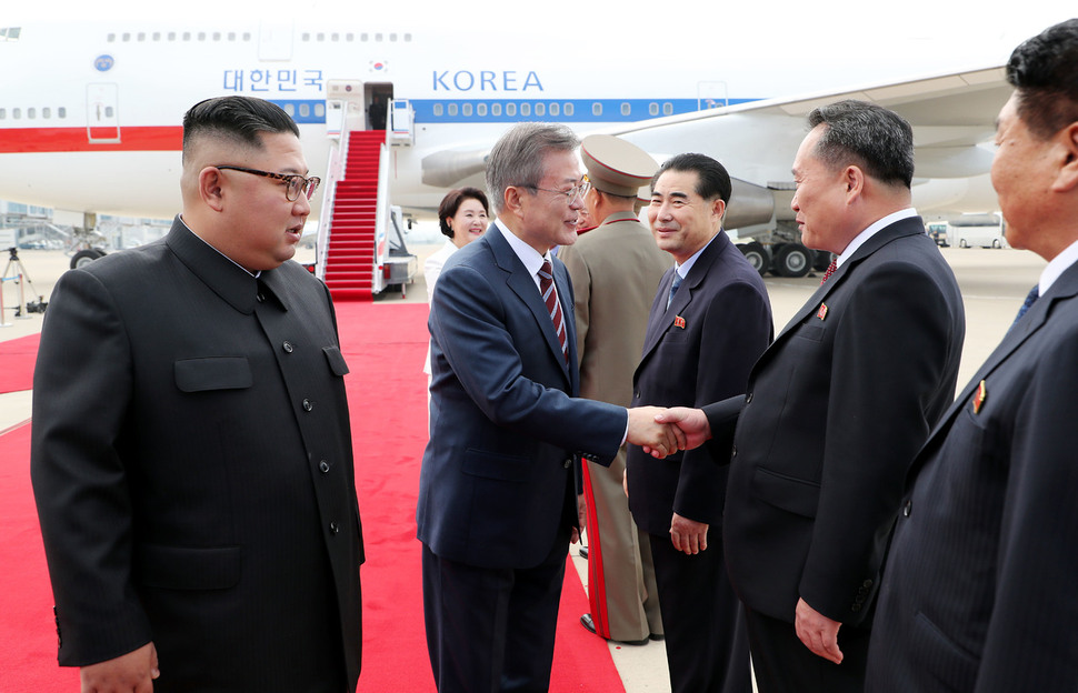 문재인 대통령이 18일 오전 평양 순안공항에 도착해 마중나온 김정은 국무위원장의 안내를 받으며 리선권 북한 조평통 위원장을 비롯한 북쪽 인사들과 인사하고 있다. 평양사진공동취재단/김정효 기자 hyopd@hani.co.kr