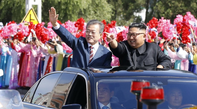 문재인 대통령과 김정은 북한 국무위원장이 18일 무개차를 함께 타고 평양 시민들을 향해 인사하고 있다. 평양사진공동취재단