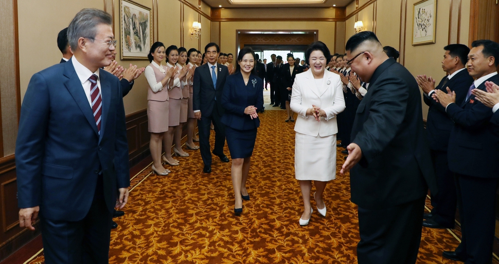 김정은 북한 국무위원장이 18일 백화원초대소에 도착한 문재인 대통령 부부를 환영하며 직접 안내하고 있다. 평양사진공동취재단