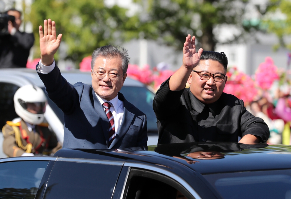 문재인 대통령과 김정은 국무위원장이 18일 오전 평양 시내를 카퍼레이드 하며 환영하는 평양 시민들에게 손을 들어 인사하고 있다. 2018.9.18./평양사진공동취재단