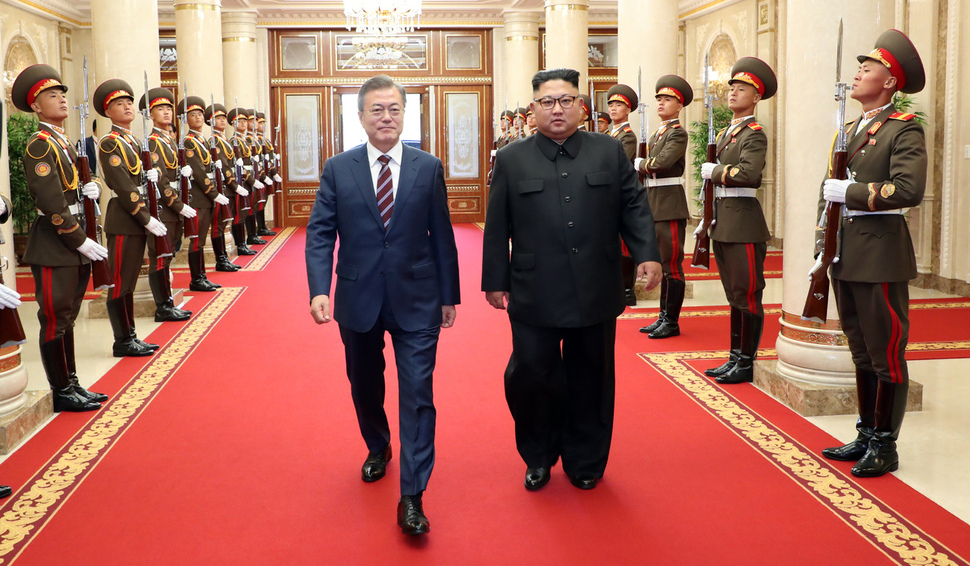 문재인 대통령과 김정은 국무위원장이 18일 오후 정상회담을 갖기 위해 평양 조선노동당 중앙위원회 본부 청사로 입장하고 있다. 평양사진공동취재단/김정효 기자 hyopd@hani.co.kr