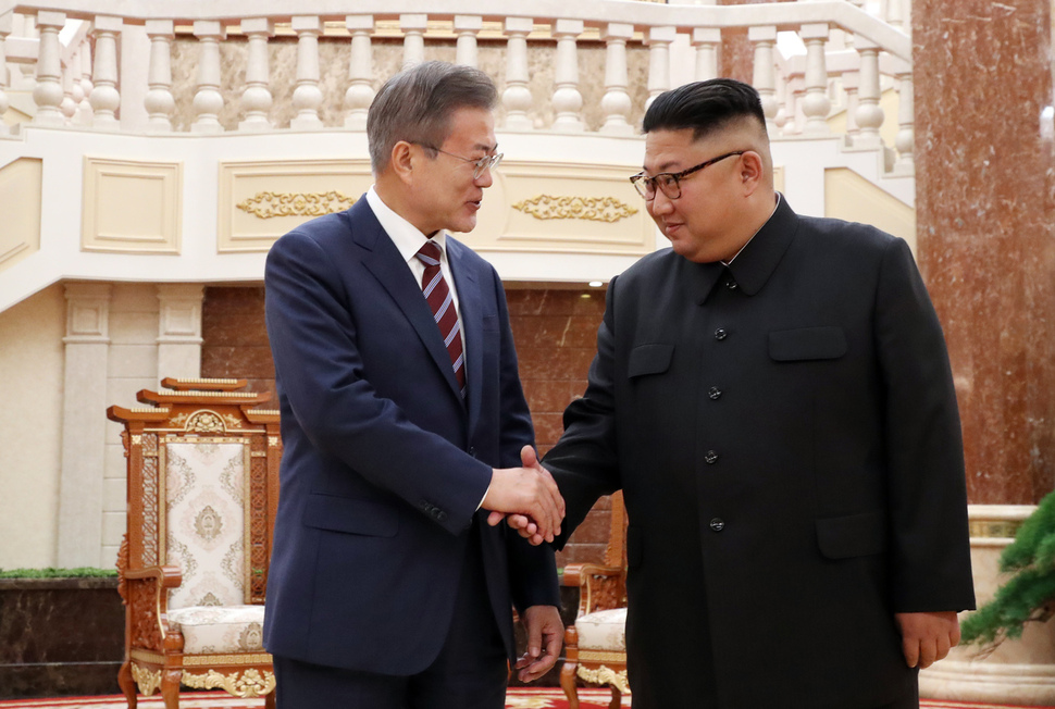 문재인 대통령이 18일 오후 평양 조선노동당 중앙위원회 본부 청사 로비에서 김정은 국무위원장과 정상회담 시작에 전 악수를 하고 있다. 2018.9.18 / 평양사진공동취재단